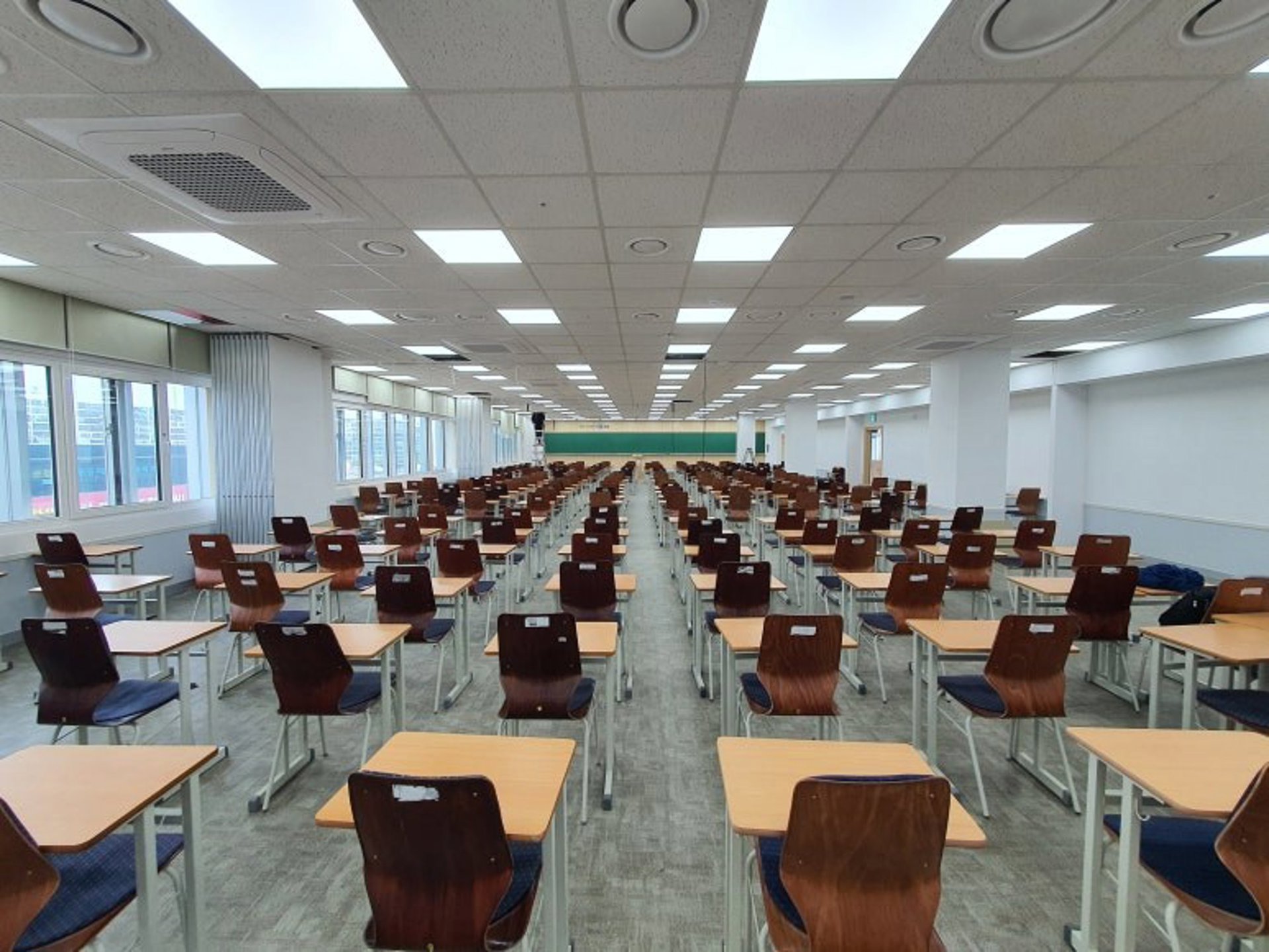 ① 세로로 긴 강의실 좌석