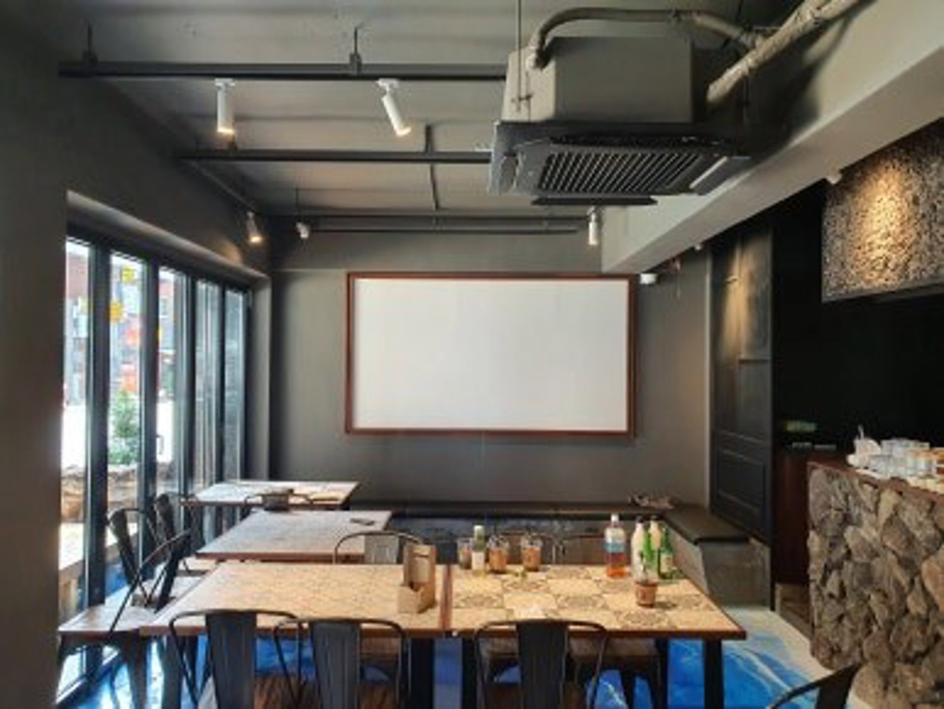 서울 논현동 횟집 단초점 프로젝터·실내외 스피커 설치