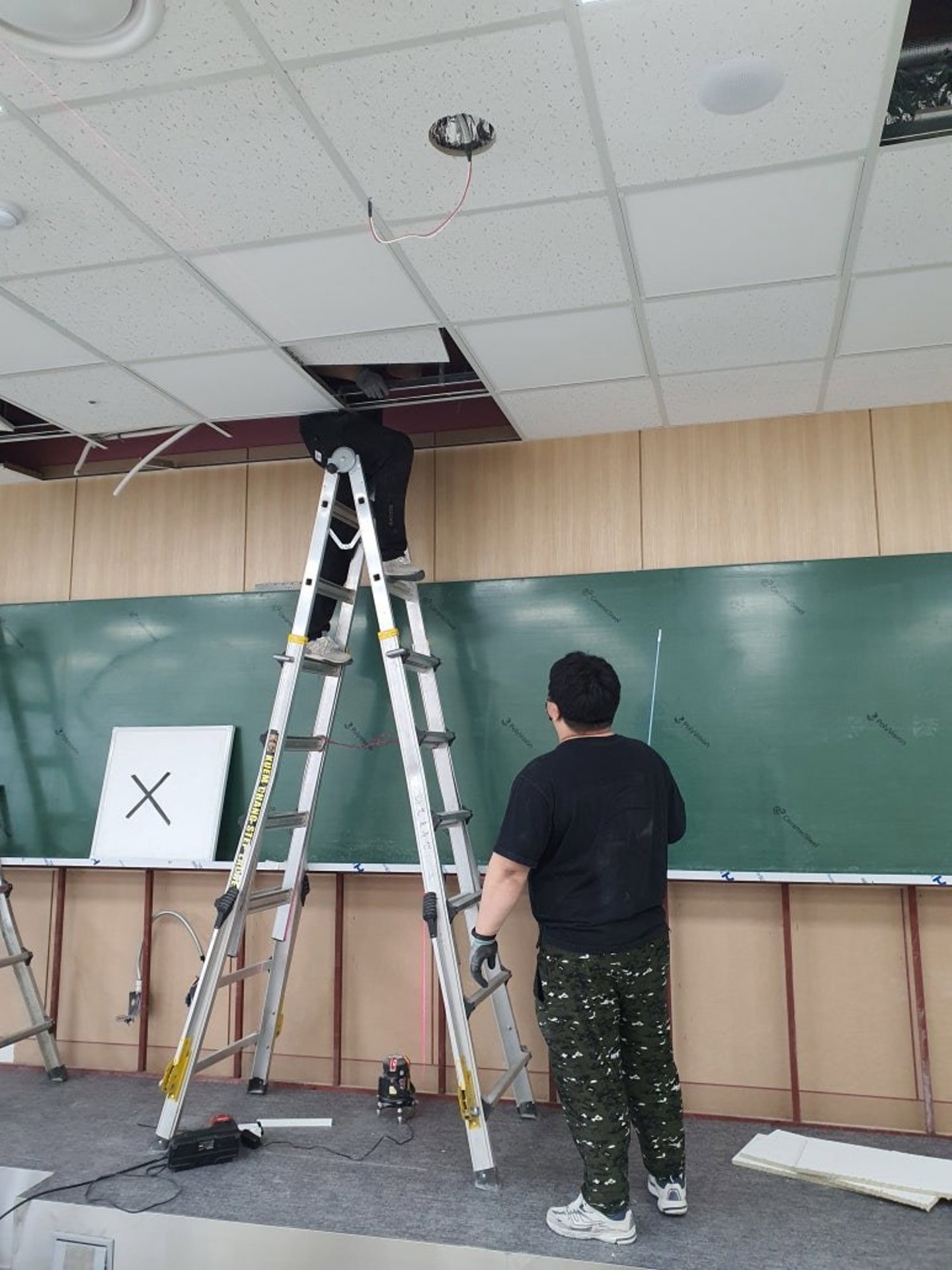 ④ 천장을 열고 브래킷 시공
