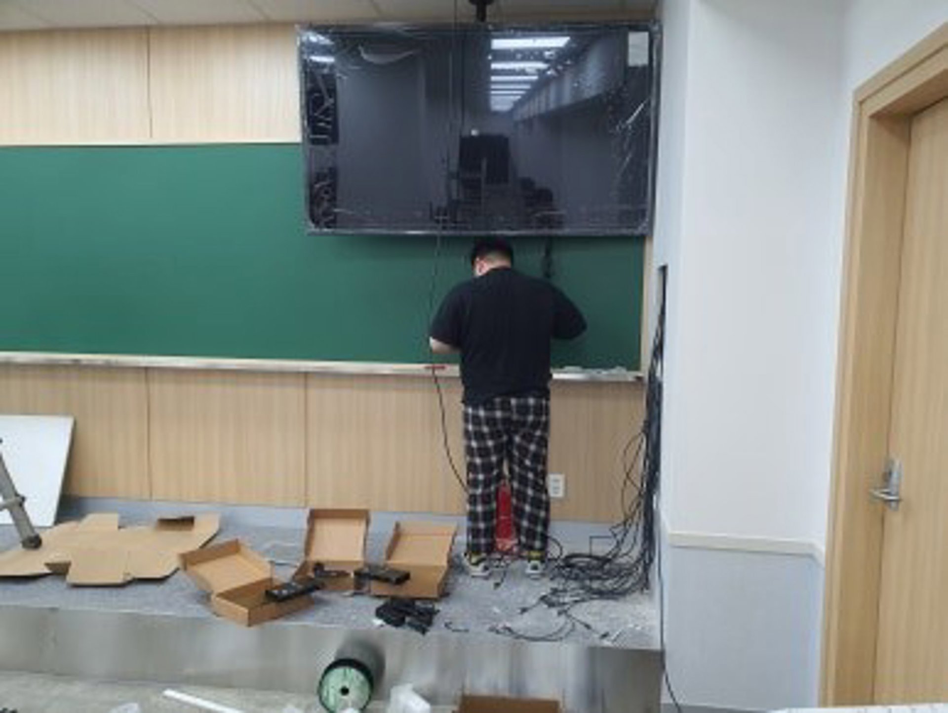 ④ 전면 칠판 옆 벽에 대형 TV 장착