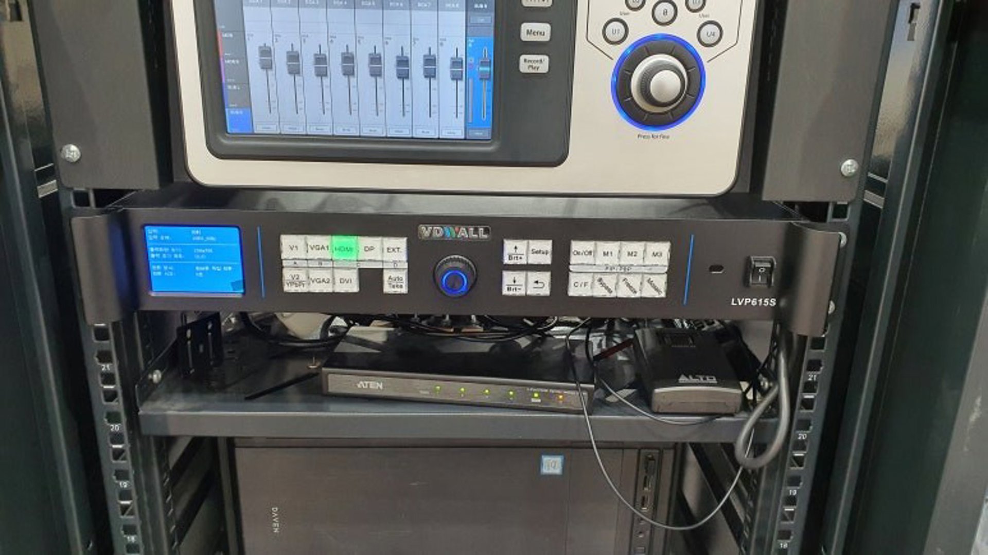 ② 기존 방송실 랙에 넣은 VDWALL LVP615S 스케일러