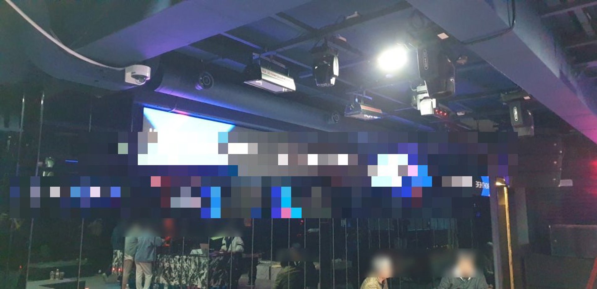 ③ 거울벽 위 가로형 LED 화면