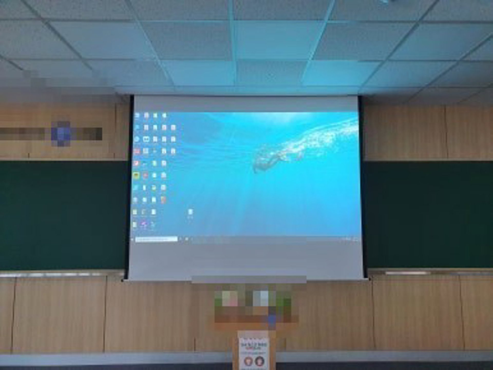 ⑤ 전동 스크린에 투사한 레이저 프로젝터 화면